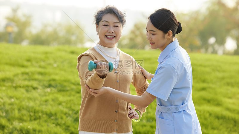 养老院护理床的材料和工艺直接关系到老人的使用体验和安全性。以下是一些关注要点：