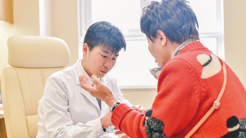 小型社区养老服务中心加盟，如何选择合适条件？**